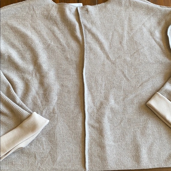 Urban Outfitters loose fit crop sweater NWT - Picture 7 of 7